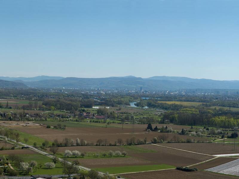 Ausblick über Efringen-Kirchen bis nach Basel mit strahlend blauem Himmel 